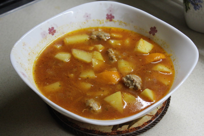 Томатный суп с фрикадельками и картошкой с венгерским перцем