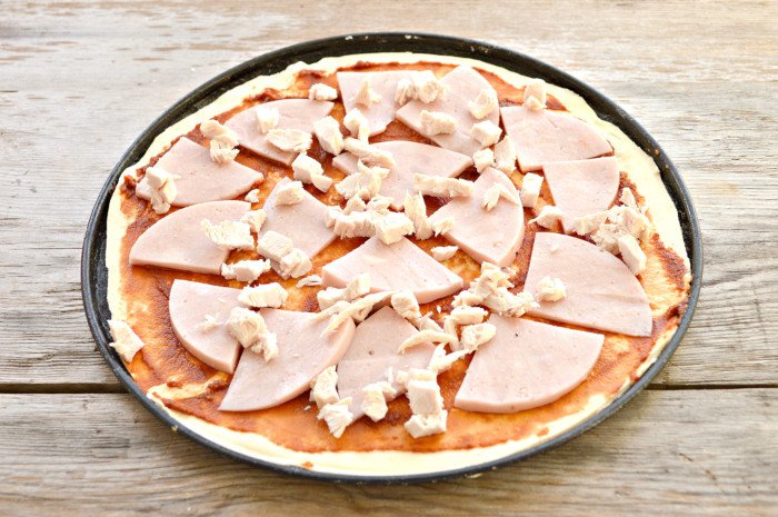 Домашняя пицца с колбасой из бездрожжевого теста