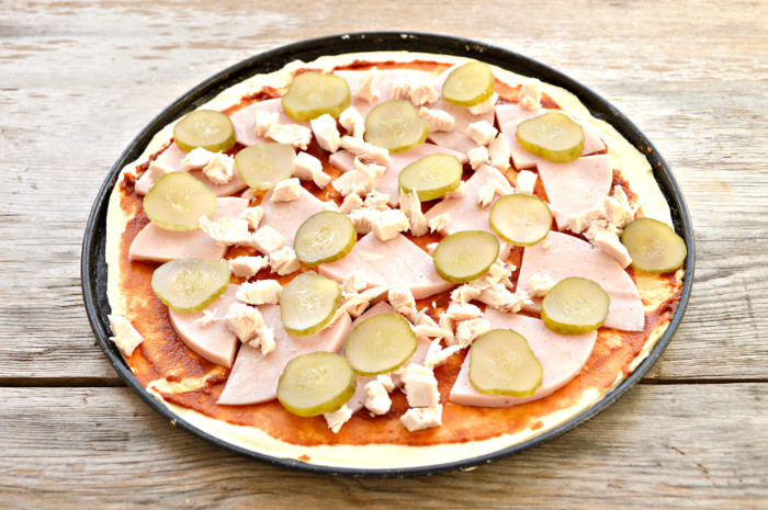 Бездрожжевая пицца из слоеного теста с колбасой и сыром, курицей и огурцами