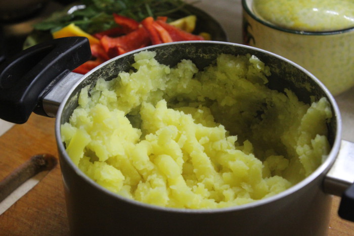 Картофельное пюре с сельдереем и жареным луком - вкусный и оригинальный гарнир