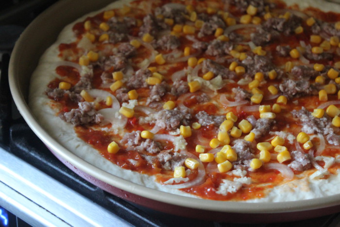 Дрожжевая пицца с фаршем и сыром в домашних условиях