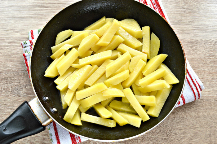 Жареная картошка с сыром на сковороде - вкусный картофельный гарнир