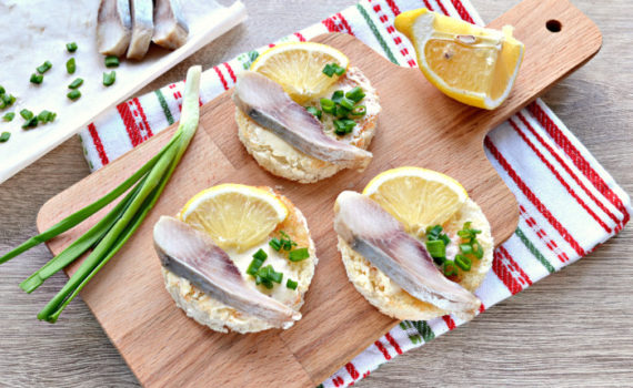 Бутерброды с селедкой и лимоном - вкусная закуска на праздничный стол