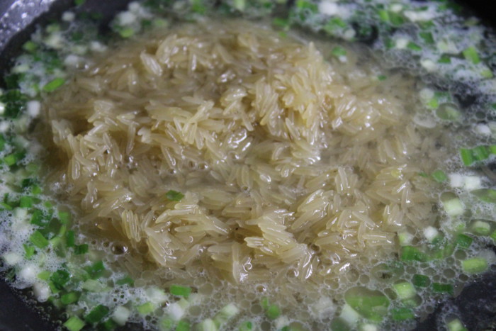 Рис со сметаной на сковороде - простой и вкусный гарнир из риса