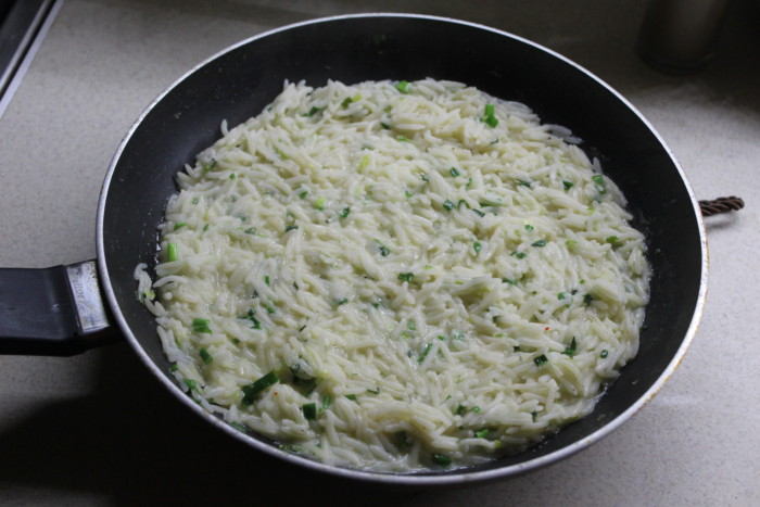 Рис со сметаной на сковороде - простой и вкусный гарнир из риса