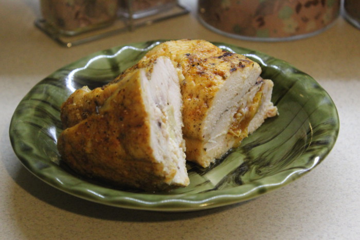 Куриные рулеты с курагой и ананасами - вкусная и сытная закуска к праздничному столу