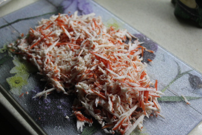 Крабовый салат "Пушинка" с жаренным луком - вкусная праздничная закуска