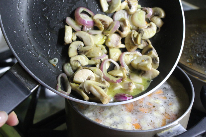Гречневый суп с грибами на сливочном масле