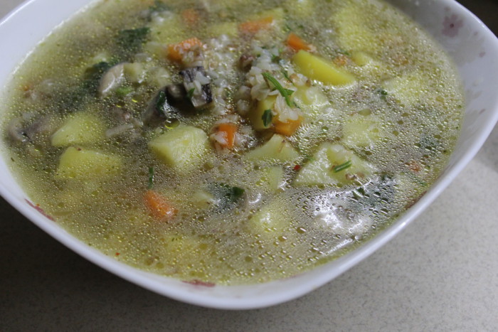 Гречневый суп с грибами на сливочном масле