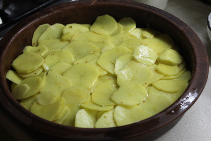 Картофельный гратен с чесночным соусом - вкусный и ароматный гарнир на скорую руку