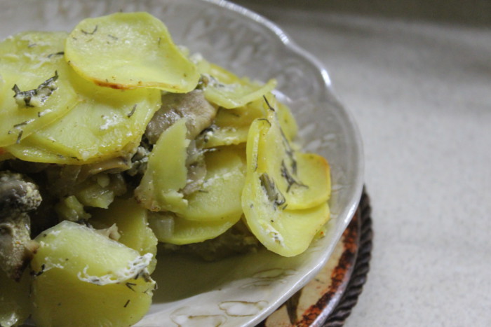 Картофельный гратен с чесночным соусом - вкусный и ароматный гарнир на скорую руку