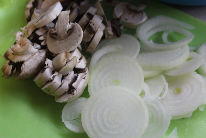 Картофельная запеканка с салями и грибами - вкусный и сытный гарнир
