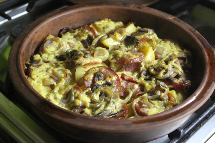 Картофельная запеканка с салями и грибами - вкусный и сытный гарнир