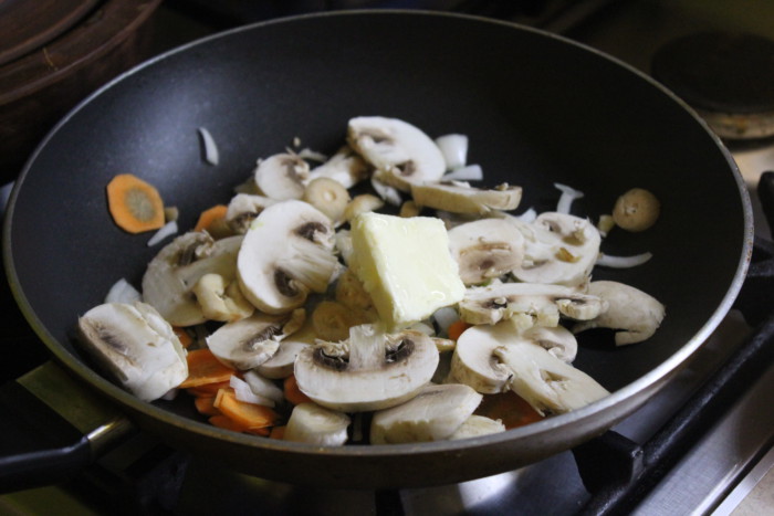 Норвежский хек под пикантным соусом с овощами