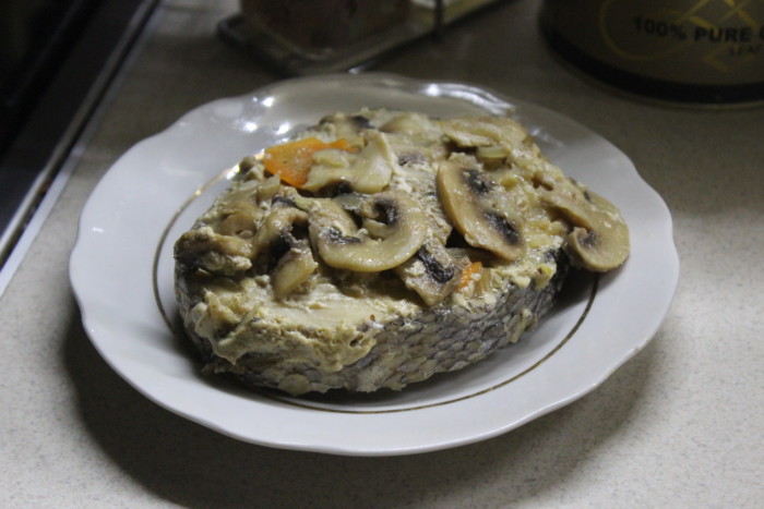 Норвежский хек под пикантным соусом с овощами