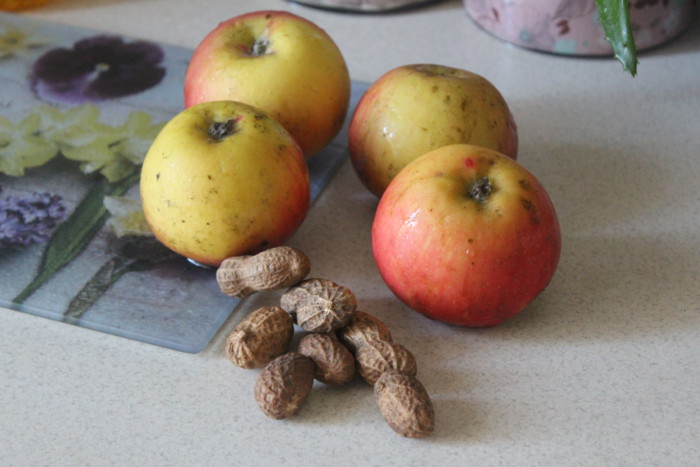 Запеченные яблока с творогом, медом и арахисом - вкусный и полезный сладкий десерт