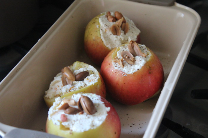Запеченные яблока с творогом, медом и арахисом - вкусный и полезный сладкий десерт