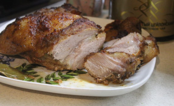 Вкусная свиная лопатка запеченная в духовкеЗапеченная свиная лопатка в белом вине с лимонами