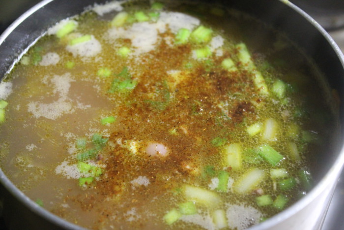 Пряный суп с морским коктейлем: креветками, мидиями, кальмарами и осьминожками